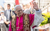 El Papa León XIV en el encuentro con el alcalde de Roma en la base de las escaleras del Ayuntamiento de Campidoglio, 25 de mayo 2025.