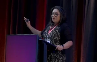 Leyden Rovelo durante su intervención. Crédito: IEC 2024.