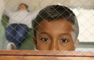 Imagen referencial / Menores detenidos por autoridades migratorias por cruzar ilegalmente a Estados Unidos. Crédito: U.S. Customs and Border Protection / Dominio público.