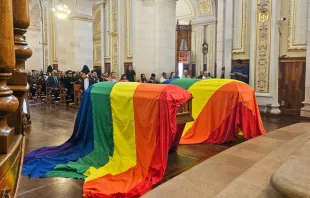 Féretros con la bandera LGBT en Catedral de Aguascalientes (México) Crédito: María Miranda Franco / Metropolitano Aguascalientes