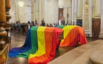 Féretros con la bandera LGBT en Catedral de Aguascalientes (México)