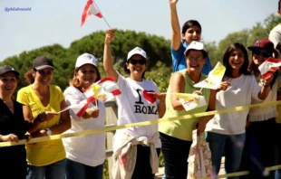 Los fieles católicos del Líbano reciben al Papa Benedicto XVI durante su visita al país en 2012. Crédito: Philippe Abou Zeid vía Elie Baroud