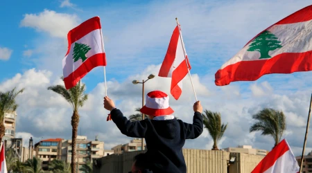 Personas con banderas del Líbano.