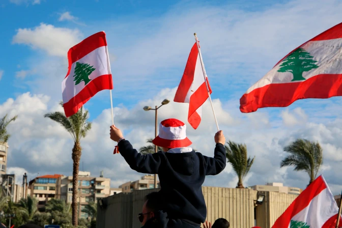Personas con banderas del Líbano.