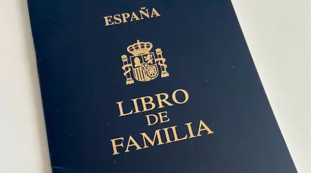 España suprime Libro de Familia y dos Obispos responden