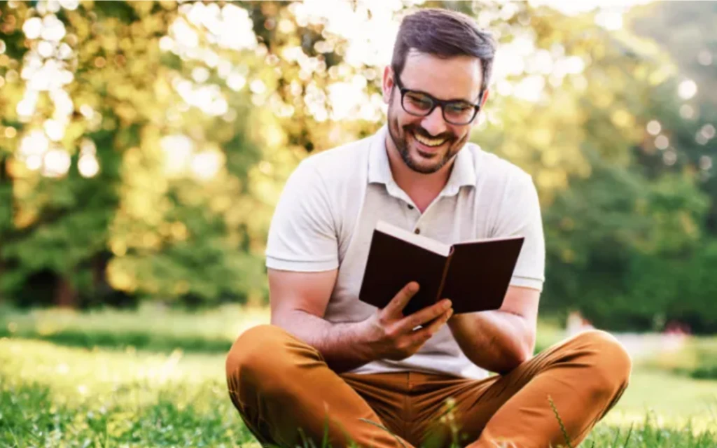 Imagen referencial de un hombre leyendo.?w=200&h=150