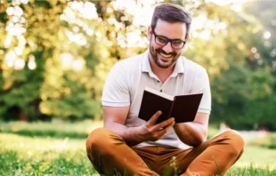 Imagen referencial de un hombre leyendo. Crédito: Shutterstock