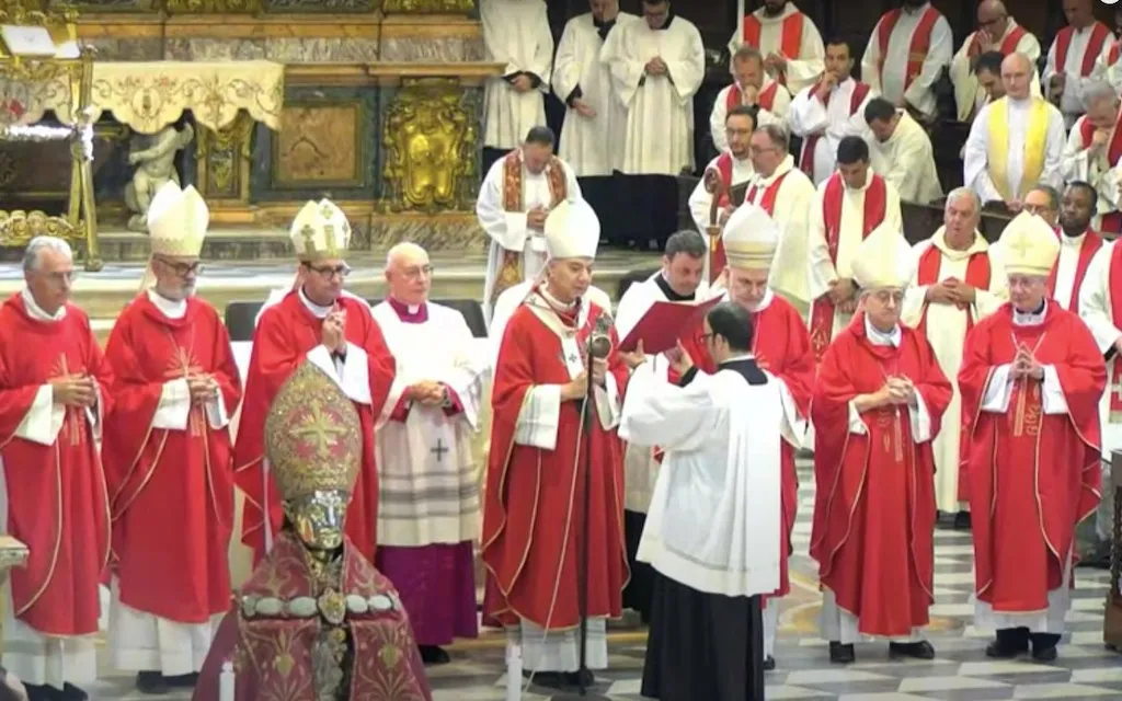 Mons. Domenico Battaglia sujeta el relicario con la sangre de San Genaro?w=200&h=150