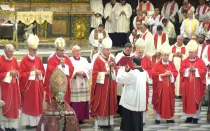 Mons. Domenico Battaglia sujeta el relicario con la sangre de San Genaro