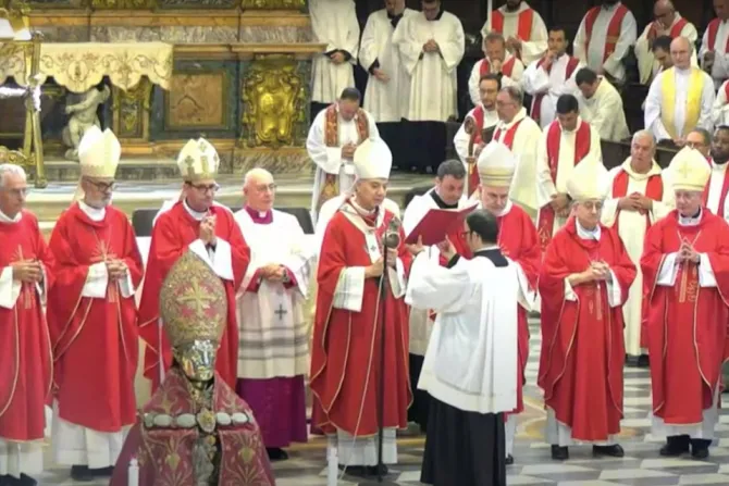 Mons. Domenico Battaglia sujeta el relicario con la sangre de San Genaro