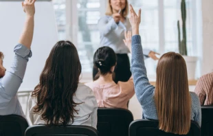 Imagen referencial de jóvenes participando. Crédito: Master1305 / Freepik