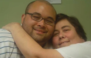 Steventhen Holland y su madre Glenda Holt. Crédito: Cortesía de Steventhen Holland