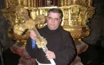 Un fraile franciscano sostiene el Lignum Crucis de Santo Toribio de Liébana, el mayor del mundo.