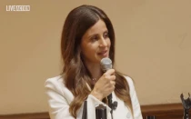 Lila Rose habla a favor de la vida en el campus de la Universidad de Yale durante un debate el 16 de septiembre de 2025.