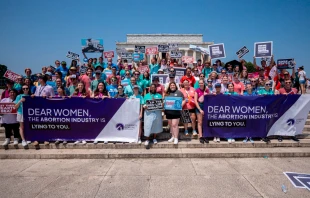Manifestantes y activistas provida reunidos en Lincoln Memorial (Washington D.C., Estados Unidos) el 22 de junio de 2024. Crédito: Students for Life of America.
