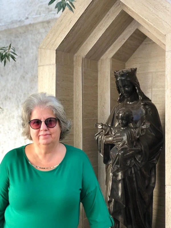 Linda Tito, una mujer de 67 años de Esmirna, espera con ilusión la visita del Papa León XIV. "Me alegra ir a Estambul a ver al Papa, porque su visita es un signo de unidad y esperanza para los cristianos de Turquía", declaró. Crédito: Foto cortesía de Linda Tito.