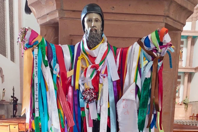 Los listones de San Chárbel, popular tradición católica en México