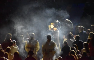 Procesión eucarística en el recinto Movistar Arena de Madrid, ante 6.000 personas. Crédito: Nicolás de Cárdenas / ACI Prensa.