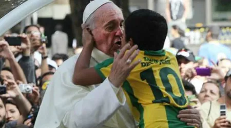 VIDEO: Niño brasileño hace llorar al Papa Francisco con emotivo abrazo en calles de Río