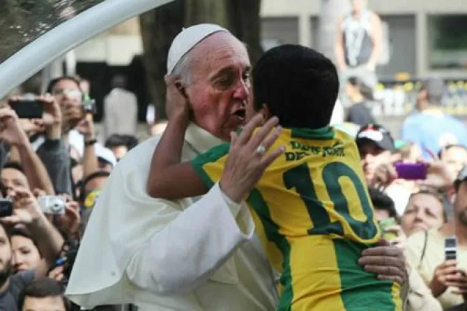 VIDEO: Niño brasileño hace llorar al Papa Francisco con emotivo abrazo en calles de Río