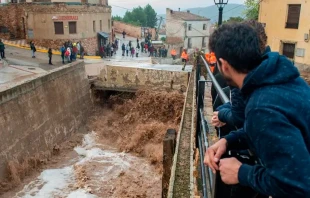 Vecinos de Letur (Albacete, España) observan las consecuencias de las inundaciones. Crédito: Diócesis de Albacete.