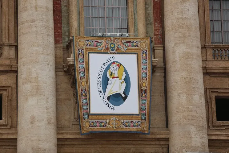 El logo del Año Santo de la Misericordia en la fachada de la Basílica de San Pedro. Foto Daniel Ibáñez / ACI Prensa ?w=200&h=150