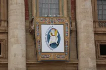 El logo del Año Santo de la Misericordia en la fachada de la Basílica de San Pedro. Foto Daniel Ibáñez / ACI Prensa 