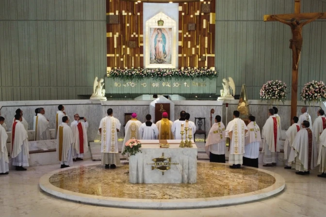 Clero de Culiacán a los pies de la Virgen de Guadalupe.