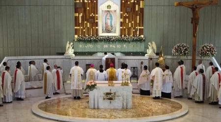 Clero de Culiacán a los pies de la Virgen de Guadalupe.