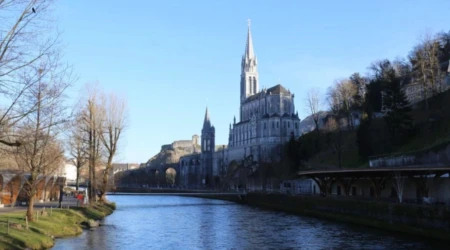 El Santuario de Nuestra Señora de Lourdes en Francia.