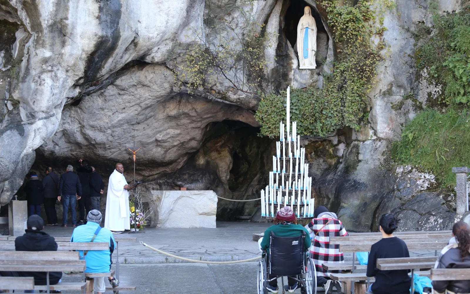 Tres millones de peregrinos acuden cada año a la gruta de Lourdes donde se apareció la Virgen María.?w=200&h=150