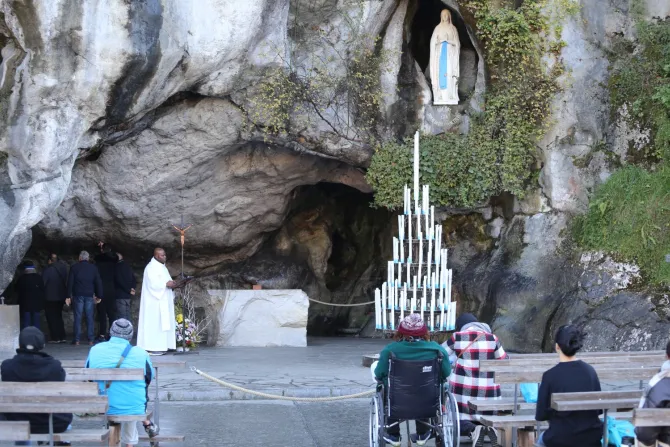Tres millones de peregrinos acuden cada año a la gruta de Lourdes donde se apareció la Virgen María.