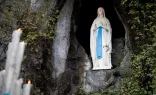 Imagen de Nuestra Señora de Lourdes en su santuario.