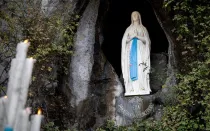 Imagen de Nuestra Señora de Lourdes en su santuario.