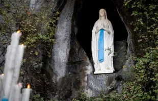 Estatua de Nuestra Señora de Lourdes en su santuario. Crédito: HNDL / Pierre Vincent