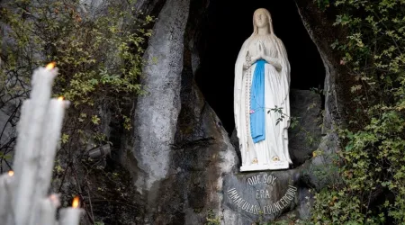 Estatua de Nuestra Señora de Lourdes en su santuario.