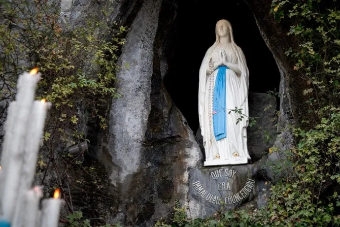 Estatua de Nuestra Señora de Lourdes en su santuario.