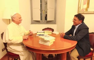 El día en que Armando Lovera entregó al Papa el libro publicado Crédito: Cortesía Armando Lovera
