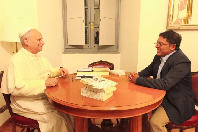 El día en que entregó al Papa el libro publicado