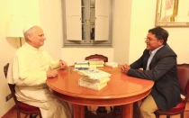 El día en que Armando Lovera entregó al Papa el libro publicado