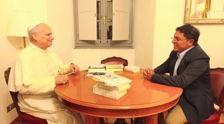 El día en que entregó al Papa el libro publicado