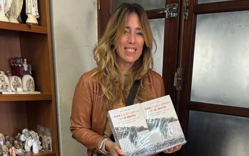 Lucía Mesones con ejemplares de su libro?w=200&h=150
