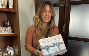 Lucía Mesones con ejemplares de su libro Crédito: Cortesía Lucía Mesones