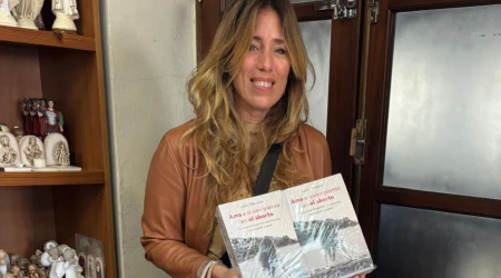 Lucía Mesones con ejemplares de su libro