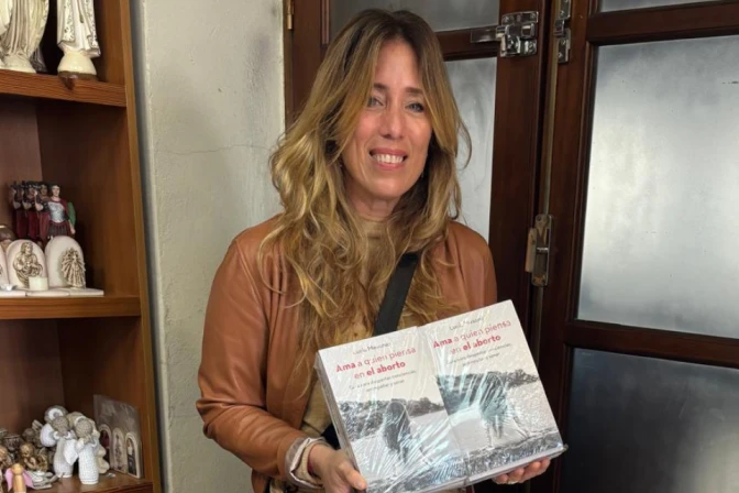 Lucía Mesones con ejemplares de su libro