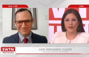 Luis Fernando Calvo en la entrevista con Nathalí Paredes de EWTN Noticias. Crédito: EWTN Noticias.