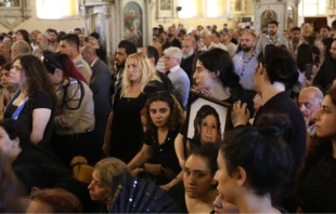 Dolientes se reúnen en la iglesia de la Santa Cruz en Qassaa, Damasco, para el funeral de muchos de los que perdieron la vida en un ataque terrorista en la iglesia Mar Elías, en el barrio Dweila de la capital siria, el domingo 22 de junio de 2025. Crédito: Mohammad Al-Rifai/ACI MENA.