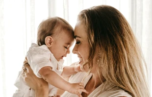 Una madre con su pequeño. Crédito: Jonathan Borba / Unsplash.