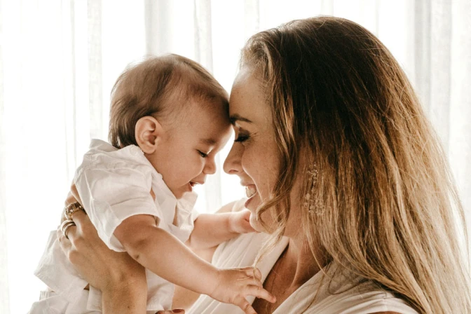 Una madre con su pequeño.