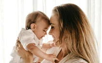 Una madre con su pequeño.